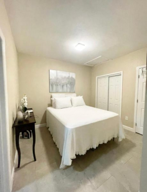 Clearwater's Gem (9 MINUTES TO BEACH & PRVT ENT SUITE)